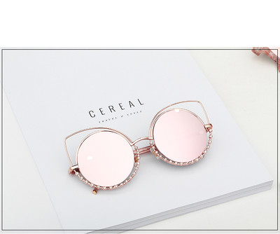 Нестандартни дамски слънчеви очила с кръгла форма и камъни в няколко цвята