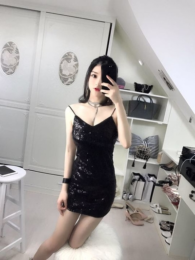 Стилна дамска рокля с тънки презрамки с гол гръб с пайети в два цвята