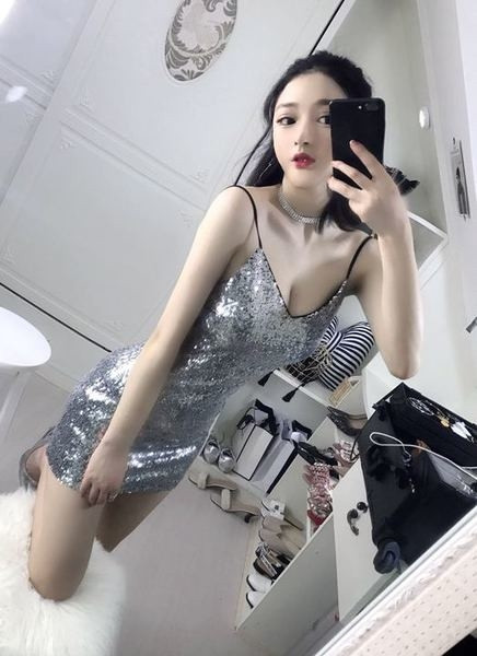 Стилна дамска рокля с тънки презрамки с гол гръб с пайети в два цвята