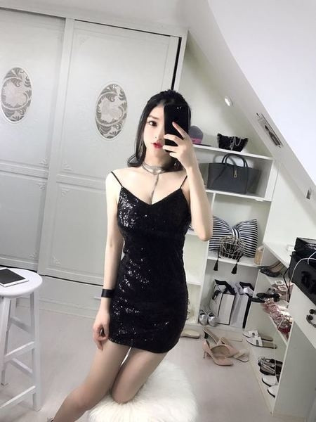 Стилна дамска рокля с тънки презрамки с гол гръб с пайети в два цвята