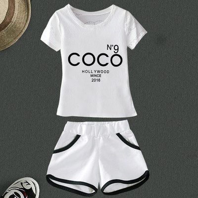 Set de damă cu mâneci scurte și pantaloni scurți în alb cu inscripție