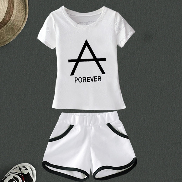 Дамски комплект къс ръкав и къси панталони в бял цвят с надпис