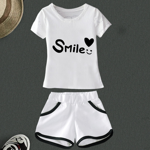 Дамски комплект къс ръкав и къси панталони в бял цвят с надпис