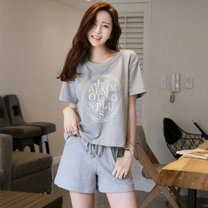 Дамски сет от две части широк модел тениска с къс ръкав и с надпис и къси панталони с ластична талия и връзки