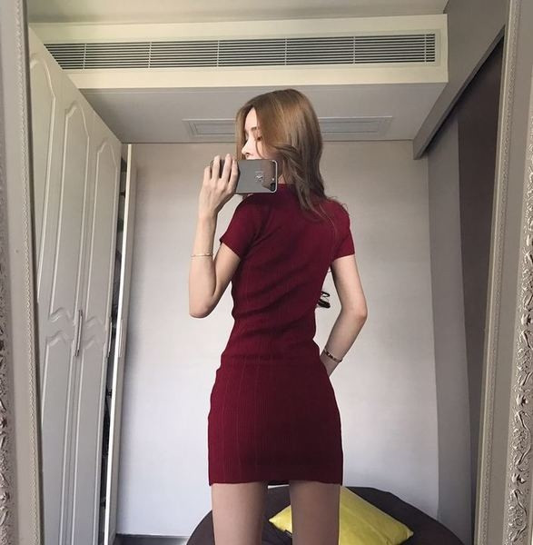 Ежедневна дамска рокля с къс ръкав с V-образно деколте в червен и черен