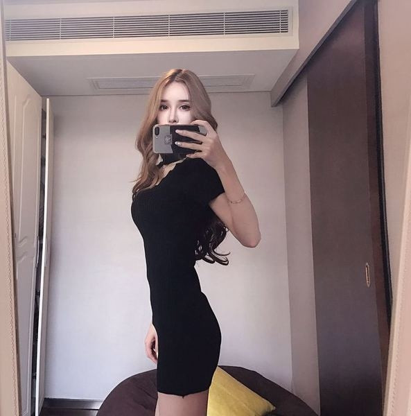 Ежедневна дамска рокля с къс ръкав с V-образно деколте в червен и черен