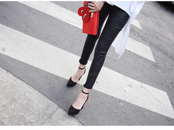 Дамски велурени  полуотворени обувки с запопчалка на глезена 