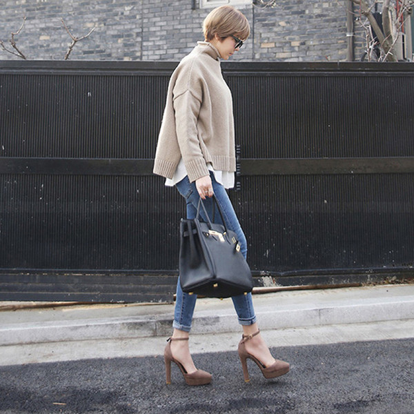 Дамски велурени  полуотворени обувки с запопчалка на глезена 