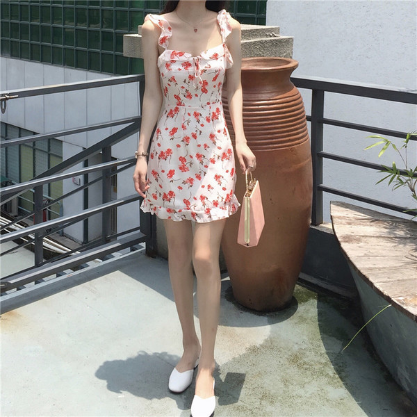 Нежна дамска рокля с флорален мотив в бял цвят