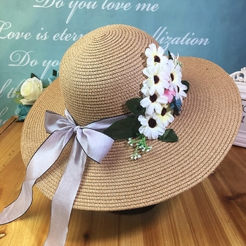 Стилна дамска плажна шапка с флорален мотив и нежна панделка