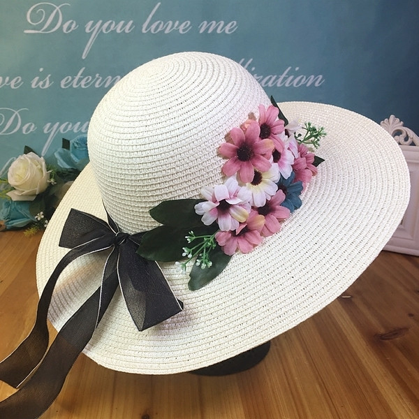 Стилна дамска плажна шапка с флорален мотив и нежна панделка