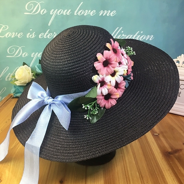 Стилна дамска плажна шапка с флорален мотив и нежна панделка