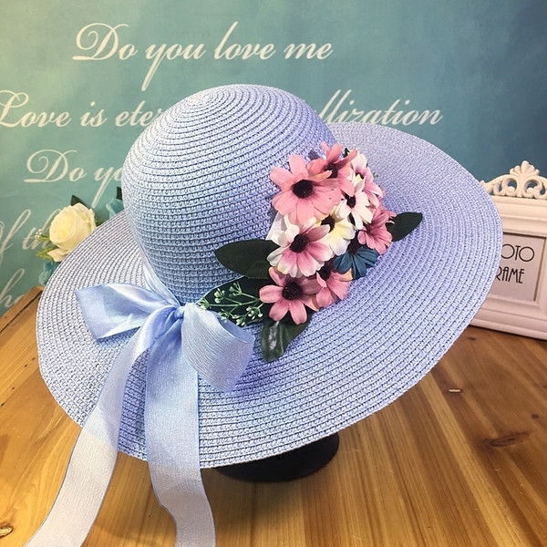 Стилна дамска плажна шапка с флорален мотив и нежна панделка