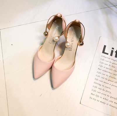 Сладки заострени обувки с интересна метална декорация на глезена