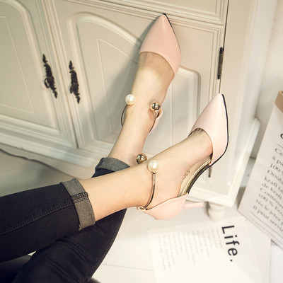 Сладки заострени обувки с интересна метална декорация на глезена