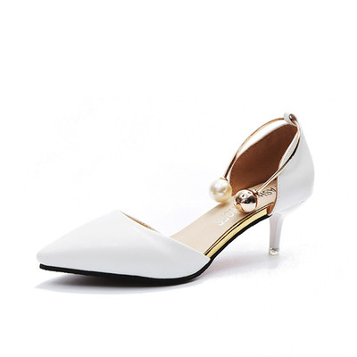 Сладки заострени обувки с интересна метална декорация на глезена