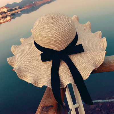Érdekes női strandkalap finom fekete szalaggal