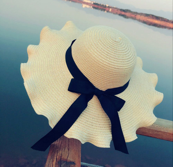 Интересна дамска плажна шапка с нежна панделка в черен цвят