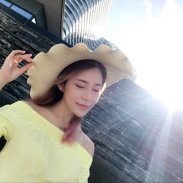 Интересна дамска плажна шапка с нежна панделка в черен цвят