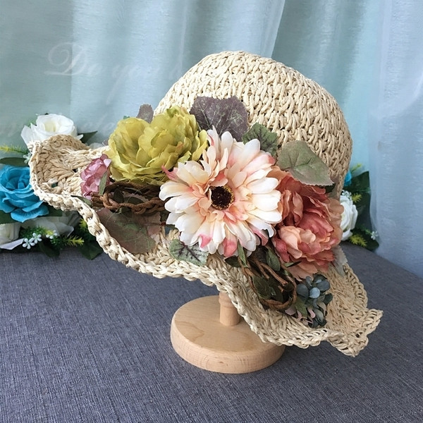 Дамска стилна плажна шапка с голяма декорация в флорален мотив в много и различни цветове