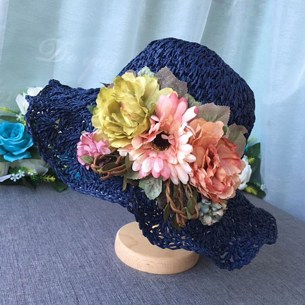 Дамска стилна плажна шапка с голяма декорация в флорален мотив в много и различни цветове