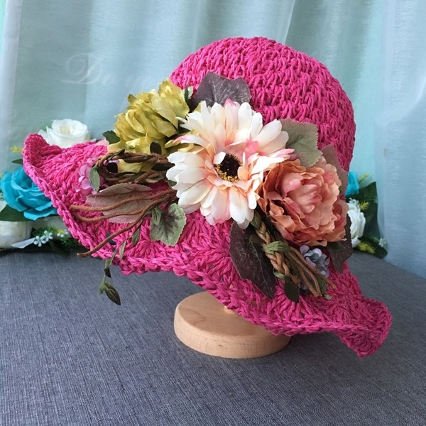 Дамска стилна плажна шапка с голяма декорация в флорален мотив в много и различни цветове