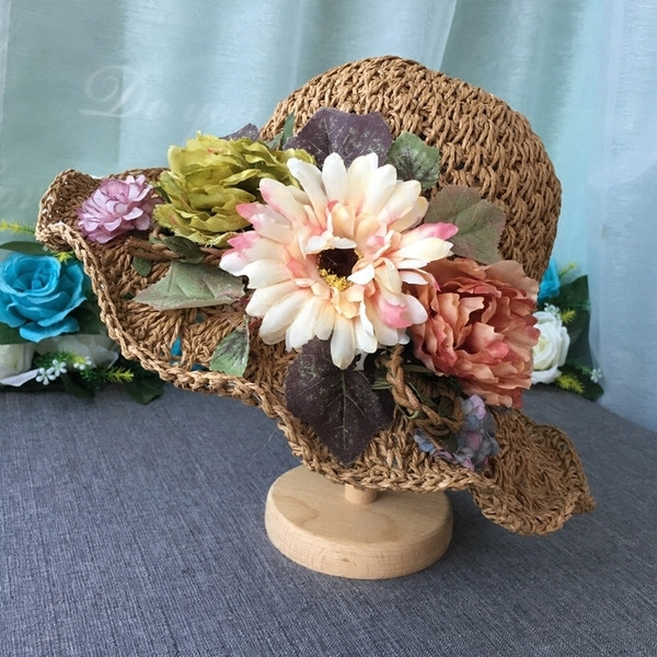 Дамска стилна плажна шапка с голяма декорация в флорален мотив в много и различни цветове