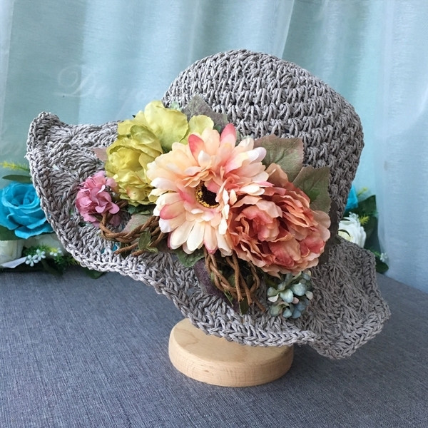 Дамска стилна плажна шапка с голяма декорация в флорален мотив в много и различни цветове