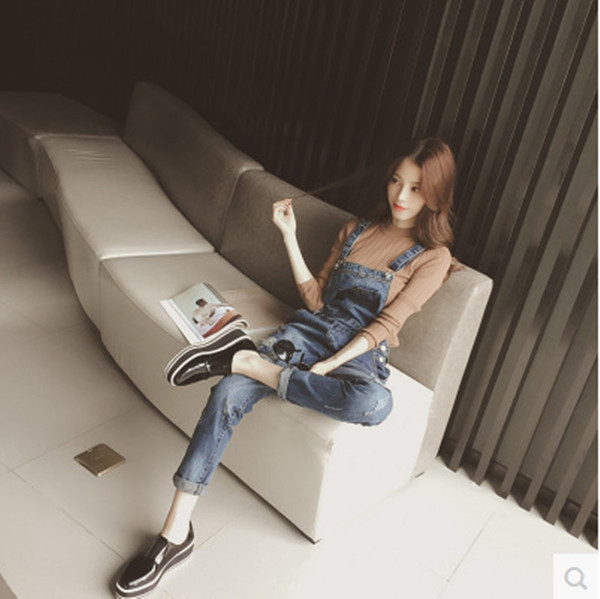 Дамски дънков гащеризон с разкъсани мотиви