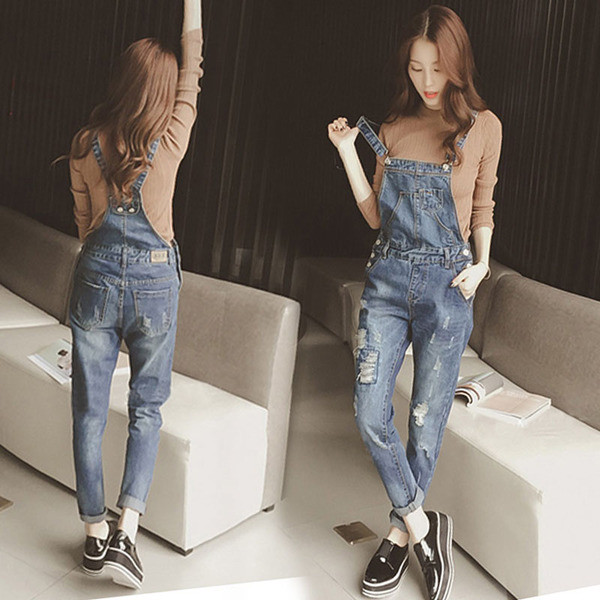 Дамски дънков гащеризон с разкъсани мотиви