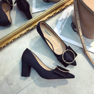 Стилни дамски обувки с дебел ток и голяма метална катарама в няколко цвята