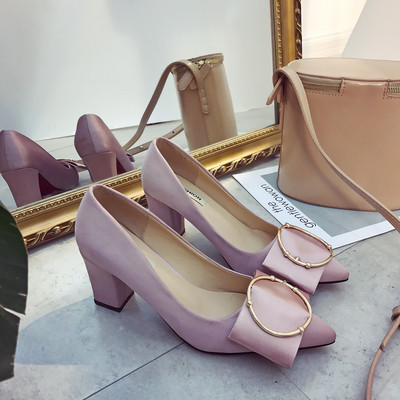 Стилни дамски обувки с дебел ток и голяма метална катарама в няколко цвята