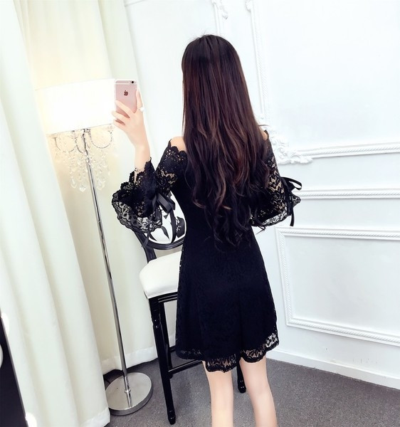 Елегантна дамска дантелена рокля разкроена с паднали рамене с 3/4 ръкав в бял и черен цвят