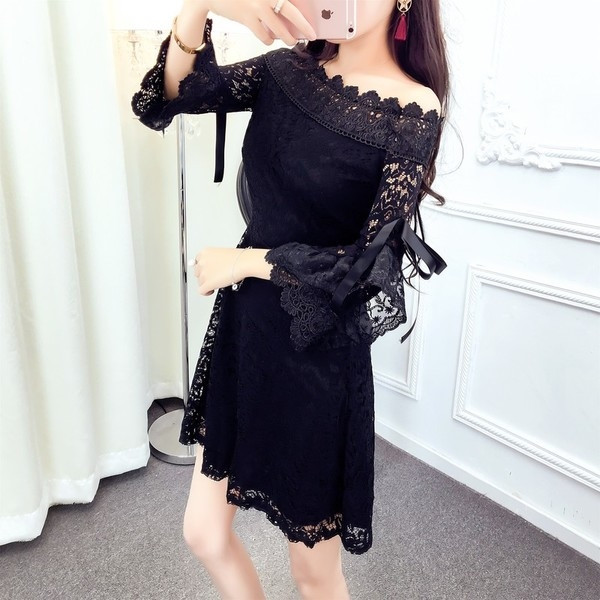 Елегантна дамска дантелена рокля разкроена с паднали рамене с 3/4 ръкав в бял и черен цвят