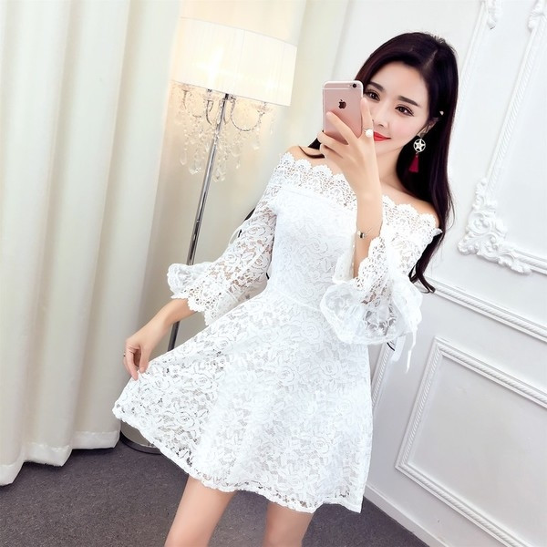 Елегантна дамска дантелена рокля разкроена с паднали рамене с 3/4 ръкав в бял и черен цвят