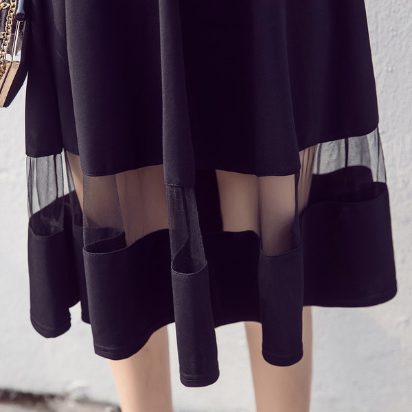 Елегантна дамска рокля разкроена в черен цвят