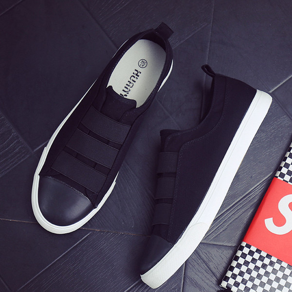 Модерни мъжки мокасини с ластик иравна подметка,подходящи за ежедневие в бял и черен цвят,два модела