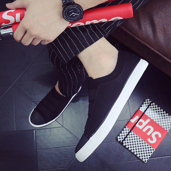 Модерни мъжки мокасини с ластик иравна подметка,подходящи за ежедневие в бял и черен цвят,два модела