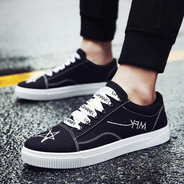 Мъжки спортно-ежедневни кецове с равна подметка и интересни цветни връзки с надпис,два модела 