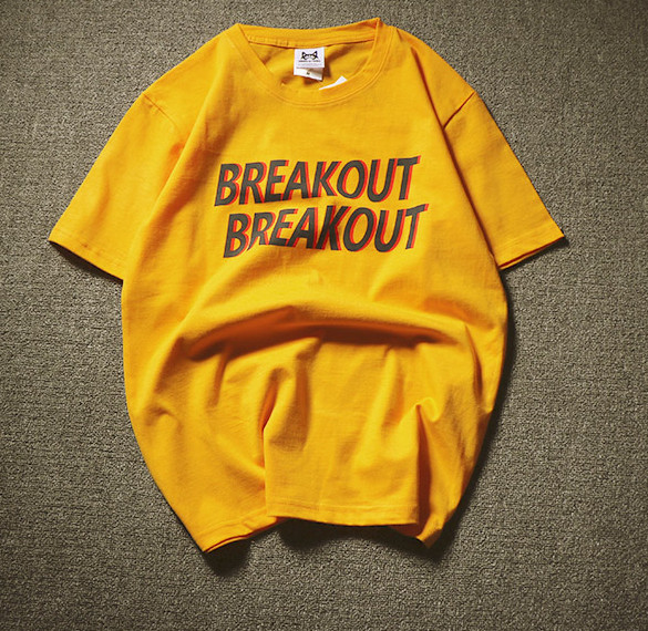 Мъжка тениска с щампа-надпис в няколко цвята, подходяща за ежедневие