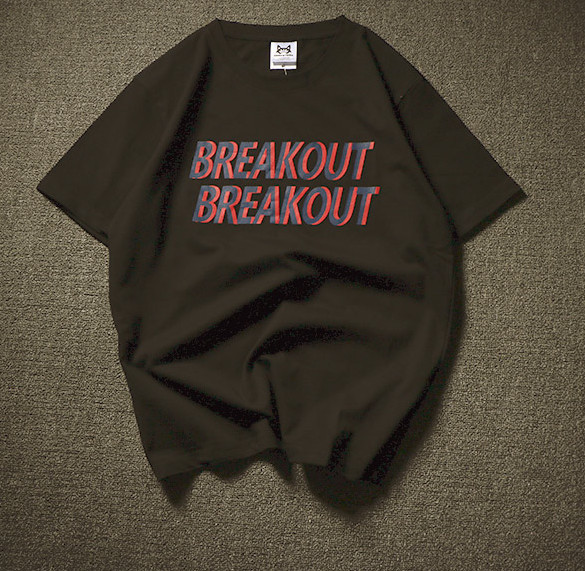 Мъжка тениска с щампа-надпис в няколко цвята, подходяща за ежедневие