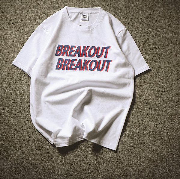 Мъжка тениска с щампа-надпис в няколко цвята, подходяща за ежедневие