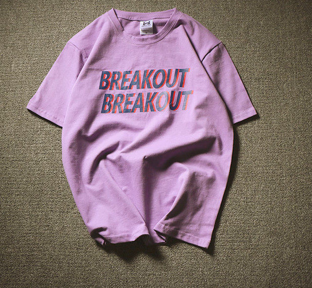 Мъжка тениска с щампа-надпис в няколко цвята, подходяща за ежедневие