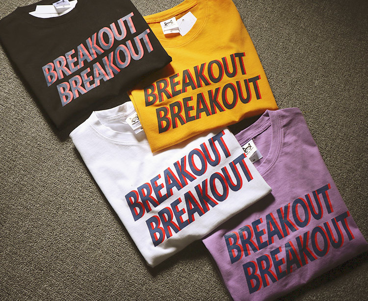 Мъжка тениска с щампа-надпис в няколко цвята, подходяща за ежедневие