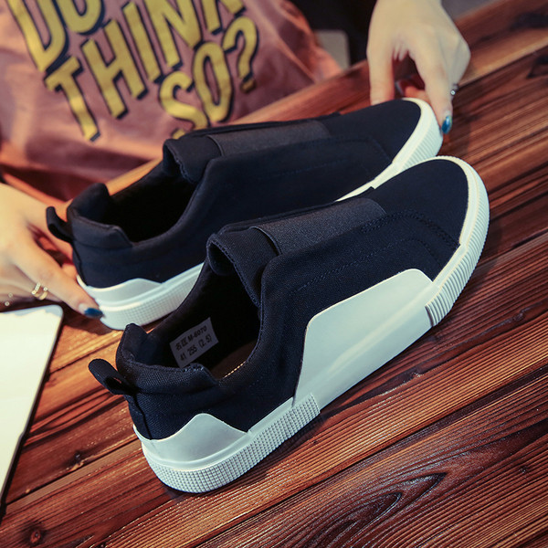 Спортни мъжки мокасини с ластик,подходящи за ежедневие в бял и черен цвят