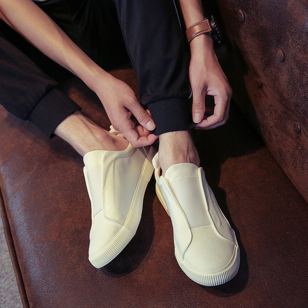 Спортни мъжки мокасини с ластик,подходящи за ежедневие в бял и черен цвят