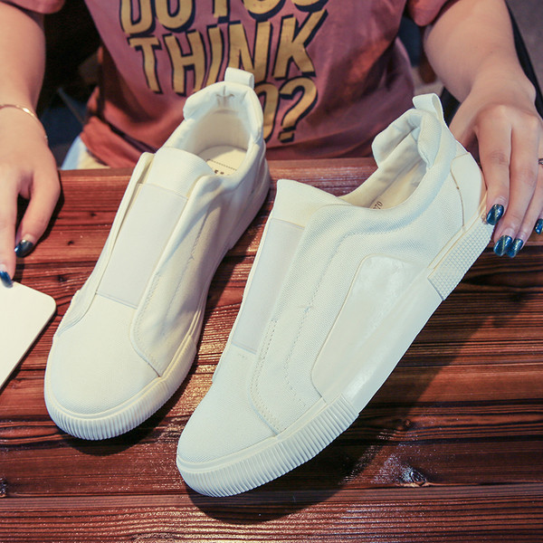 Спортни мъжки мокасини с ластик,подходящи за ежедневие в бял и черен цвят