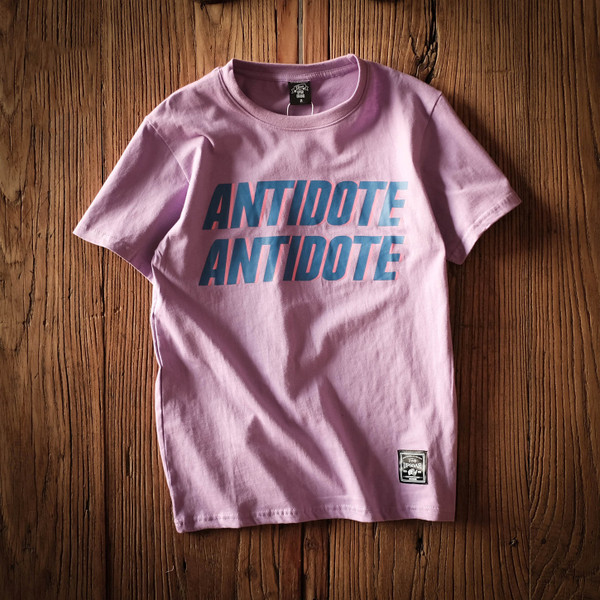 Мъжка тениска с къс ръкав и надпис върху предната част в няколко цвята