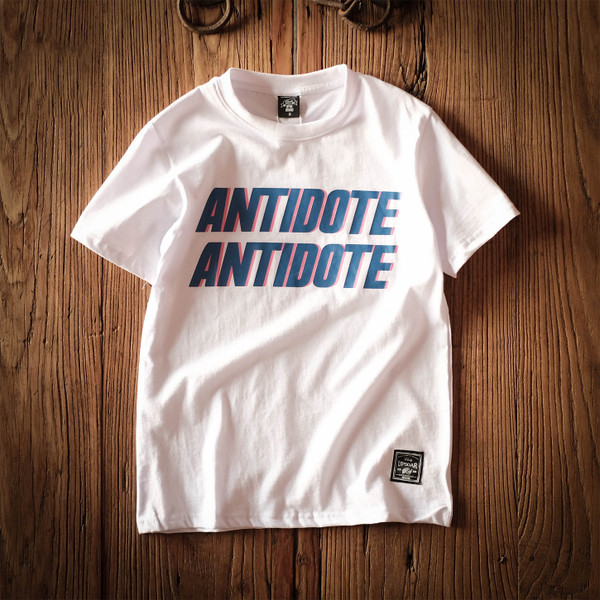 Мъжка тениска с къс ръкав и надпис върху предната част в няколко цвята