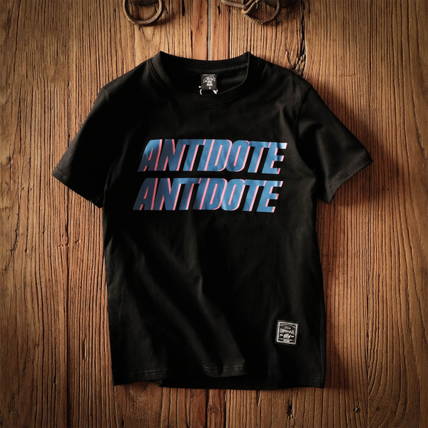 Мъжка тениска с къс ръкав и надпис върху предната част в няколко цвята